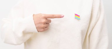 Panseksüel Görüş Günü ve Panromantik Mayıs Farkındalık Günü ve LGBT gurur ayı konsepti. Lezbiyen, Gey, Biseksüel, Transseksüel ve Evlilik Eşitliği için pembe, sarı ve mavi kalp şeklinde el ele tutuşuyoruz. 