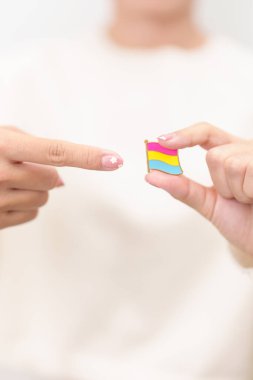 Panseksüel Görüş Günü ve Panromantik Mayıs Farkındalık Günü ve LGBT gurur ayı konsepti. Lezbiyen, Gey, Biseksüel, Transseksüel ve Evlilik Eşitliği için pembe, sarı ve mavi kalp şeklinde el ele tutuşuyoruz. 