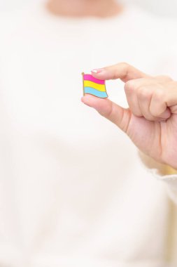 Panseksüel Görüş Günü ve Panromantik Mayıs Farkındalık Günü ve LGBT gurur ayı konsepti. Lezbiyen, Gey, Biseksüel, Transseksüel ve Evlilik Eşitliği için pembe, sarı ve mavi kalp şeklinde el ele tutuşuyoruz. 