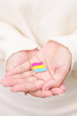 Panseksüel Görüş Günü ve Panromantik Mayıs Farkındalık Günü ve LGBT gurur ayı konsepti. Lezbiyen, Gey, Biseksüel, Transseksüel ve Evlilik Eşitliği için pembe, sarı ve mavi kalp şeklinde el ele tutuşuyoruz. 