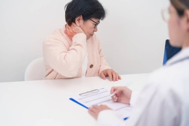 Omuz ve Boyun 'u olan yaşlı kadın ve hastanede danışman doktor. Miyofasyal ağrı sendromu, fibromiyalji, romatizma, skapüler ağrı, boyun omurgası. ergonomik kavram