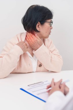 Omuz ve Boyun 'u olan yaşlı kadın ve hastanede danışman doktor. Miyofasyal ağrı sendromu, fibromiyalji, romatizma, skapüler ağrı, boyun omurgası. ergonomik kavram