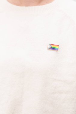 Mutlu gurur ayı ve LGBTQ ya da LGBTQIA Lezbiyen, Gay, Biseksüel, Transseksüel, Eşcinsel, Non İkili, Evlilik Eşitliği Yasası, Panseksüel ve Demiseksüel için Broş broşlu LGBTQIA