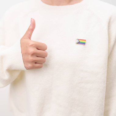 Mutlu gurur ayı ve LGBTQ ya da LGBTQIA Lezbiyen, Gay, Biseksüel, Transseksüel, Eşcinsel, Non İkili, Evlilik Eşitliği Yasası, Panseksüel ve Demiseksüel için Broş broşlu LGBTQIA