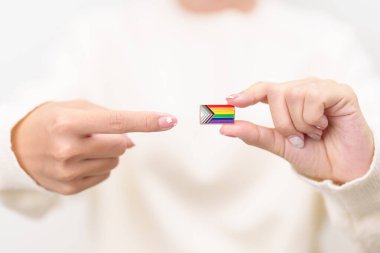 Mutlu gurur ayı ve LGBTQ ya da LGBTQIA Lezbiyen, Gay, Biseksüel, Transseksüel, Eşcinsel, Non İkili, Evlilik Eşitliği Yasası, Panseksüel ve Demiseksüel için Broş broşlu LGBTQIA