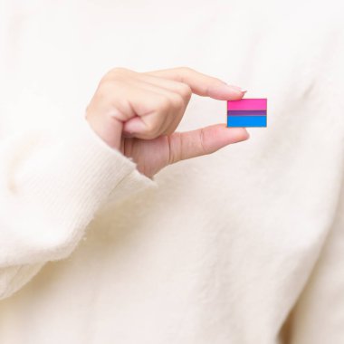 Biseksüellik Kutlama Günü ve LGBT gurur ayı, LGBTQ veya LGBTQIA konsepti. Lezbiyen, Gey, Biseksüel, Transseksüel, Eşcinsel, Panseksüel, Evlilik Eşitliği Yasası için el ele tutuşmalar