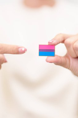 Biseksüellik Kutlama Günü ve LGBT gurur ayı, LGBTQ veya LGBTQIA konsepti. Lezbiyen, Gey, Biseksüel, Transseksüel, Eşcinsel, Panseksüel, Evlilik Eşitliği Yasası için el ele tutuşmalar