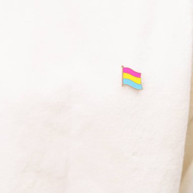 Panseksüel Görüş Günü ve Panromantik Mayıs Farkındalık Günü ve LGBT gurur ayı konsepti. Lezbiyen, Gey, Biseksüel, Transseksüel ve Evlilik Eşitliği için pembe, sarı ve mavi kalp şeklinde el ele tutuşuyoruz. 