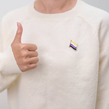 Uluslararası İkili Olmayan İnsanlar Temmuz Günü ve Mutlu Gururlu Haziran ayı ve LGBTQIA 'nın LGBTQ, Evlilik Eşitliği Yasası, Panseksüel, Demiseksüel ve transseksüel bayrak broşu 