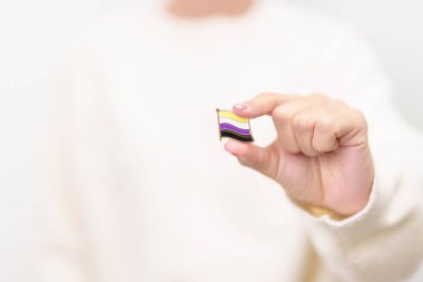 Uluslararası İkili Olmayan İnsanlar Temmuz Günü ve Mutlu Gururlu Haziran ayı ve LGBTQIA 'nın LGBTQ, Evlilik Eşitliği Yasası, Panseksüel, Demiseksüel ve transseksüel bayrak broşu 