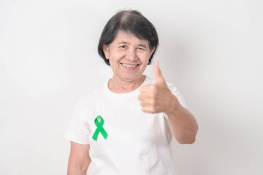 Temmuz Göz Sakatlığını Önleme Ayı, Ocak Glaucoma Bilinç Ayı, Şubat Safra kesesi ve Bile kanalı ve Ekim Karaciğer Kanseri konsepti için Yeşil Kurdele sahibi yaşlılar. Sağlık ve Dünya Kanser Günü