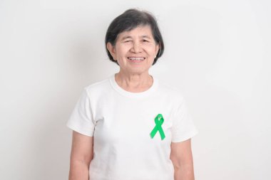 Temmuz Göz Sakatlığını Önleme Ayı, Ocak Glaucoma Bilinç Ayı, Şubat Safra kesesi ve Bile kanalı ve Ekim Karaciğer Kanseri konsepti için Yeşil Kurdele sahibi yaşlılar. Sağlık ve Dünya Kanser Günü