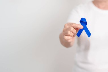Koyu mavi ya da lacivert kurdeleli yaşlılar March Colectal ve Colon Cancer Awareness ayı, May Arthritis farkındalığı, July Juvenile artrit ve Childhood konsepti için. Sağlık ve Dünya Kanser Günü