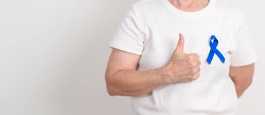 Koyu mavi ya da lacivert kurdeleli yaşlılar March Colectal ve Colon Cancer Awareness ayı, May Arthritis farkındalığı, July Juvenile artrit ve Childhood konsepti için. Sağlık ve Dünya Kanser Günü