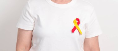 Dünya Hepatit Günü farkındalık ayı, 28 Temmuz. Kırmızı ve sarı kurdeleli yaşlı kadın. Karaciğer kanseri, sarılık, siroz, başarısızlık, büyüme, Hepatik Ensefalopati ve Sağlık Konsepti