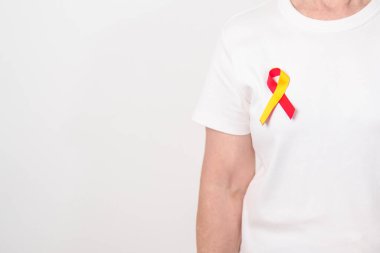 Dünya Hepatit Günü farkındalık ayı, 28 Temmuz. Kırmızı ve sarı kurdeleli yaşlı kadın. Karaciğer kanseri, sarılık, siroz, başarısızlık, büyüme, Hepatik Ensefalopati ve Sağlık Konsepti