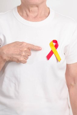 Dünya Hepatit Günü farkındalık ayı, 28 Temmuz. Kırmızı ve sarı kurdeleli yaşlı kadın. Karaciğer kanseri, sarılık, siroz, başarısızlık, büyüme, Hepatik Ensefalopati ve Sağlık Konsepti