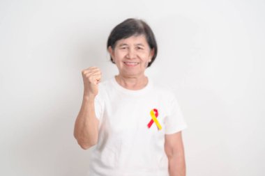 Dünya Hepatit Günü farkındalık ayı, 28 Temmuz. Kırmızı ve sarı kurdeleli yaşlı kadın. Karaciğer kanseri, sarılık, siroz, başarısızlık, büyüme, Hepatik Ensefalopati ve Sağlık Konsepti