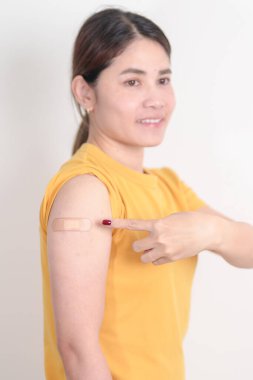 Aşı olduktan sonra bandajlı yetişkin kadın. Grip aşısı, HPV, Zoster, IPD, DTP veya Difteri, Tetanos ve Pertusis, MMR, Hepatit B, Covid ve Varicella aşısı