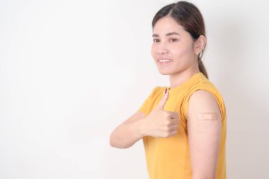 Aşı olduktan sonra bandajlı yetişkin kadın. Grip aşısı, HPV, Zoster, IPD, DTP veya Difteri, Tetanos ve Pertusis, MMR, Hepatit B, Covid ve Varicella aşısı