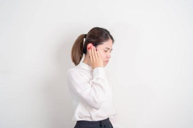 Kulak Hastalığı, Atresia, Otitis Media, Enfeksiyon, Pertorated Eardrum, Meniere Sendromu, Otolaryngologist, İşitme Kaybı, Hiperakusis, Tinnitus ve Kulak kiri Konsepti İçin Kulak Ağrısı Olan İş Kadınları