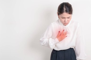 Akciğer hastalığı, akciğer kanseri, astım, kronik obstrüktif akciğer veya KOAH, bronşit, amfizem, kistik fibroz, bronşiektazi, zatürree ve dünya akciğer günü konseptleri için göğüs ağrısı çeken bir kadın. 