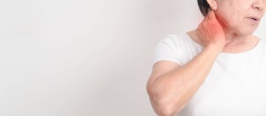Boyun kasları gerilmesi ve iltihaplanma, miyofasyal ağrı sendromu ve fibromiyalji, romatizma, servikal omurilik spondilozu, kemik erimesi ve sağlık hizmetleri kavramları için boyun ağrısı çeken yaşlı bir kadın.