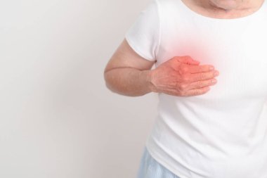 Akciğer hastalığı, akciğer kanseri, astım, kronik tıkanıklık, akciğer yetmezliği, kronik akciğer iltihabı, bronşit, amfizem, kistik fibrozis, bronşizik fibrozis, zatürree ve sağlık konseptleri için göğüs ağrısı çeken yaşlı bir kadın. 