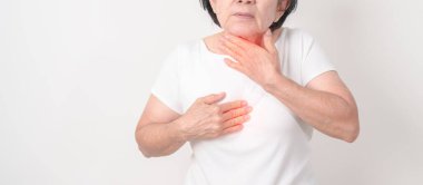 Gastroözofagus Reflü Hastalığı veya GERD, Asit Reflü Hastalığı, Gastro Özofagus veya GORD ve Dispepsi Konsepti. Sindirim sistemi sorunu yüzünden karın ağrısı ve özofajiyal ağrı çeken yaşlı bir kadın.