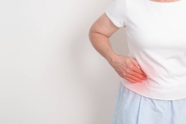 Böbrek hastalığı, idrar sistemi ve Taşlar için yan ve bel ağrısı olan yaşlı bir kadın. Böbrek ve Kanser Günü, Kronik böbrek, Organ Bağışı Günü ve Sağlık Hizmetleri Konsepti. 