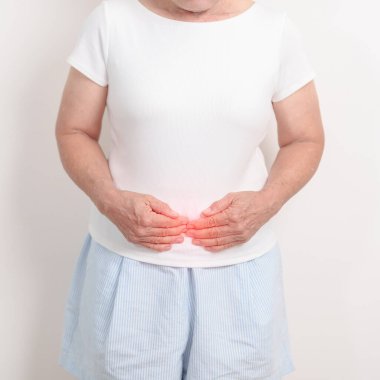 Kolon hastalığı, iltihaplı bağırsak, IBD, renk kanseri, ülseratif kolit, divertikülit, hassas bağırsak sendromu, sindirim sistemi ve sağlık konsepti olan yaşlı bir kadın.