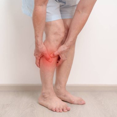 Baldır kasları gerilmesi, kas çekme, bacak krampı, burkulması, ağrılar, varis damarları, derin damar, dünya trombozu günü, kıdemli sağlık ve tıbbi tedavi kavramları için dana ağrısı çeken yaşlı kadın. 