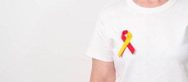 Dünya Hepatit Günü farkındalık ayı, 28 Temmuz. Kırmızı ve sarı kurdeleli yaşlı kadın. Karaciğer kanseri, sarılık, siroz, başarısızlık, büyüme, Hepatik Ensefalopati ve Sağlık Konsepti