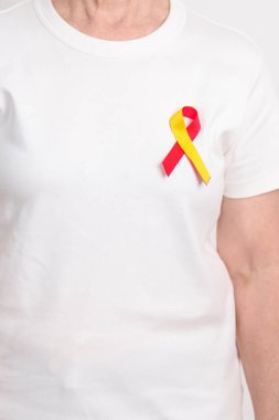 Dünya Hepatit Günü farkındalık ayı, 28 Temmuz. Kırmızı ve sarı kurdeleli yaşlı kadın. Karaciğer kanseri, sarılık, siroz, başarısızlık, büyüme, Hepatik Ensefalopati ve Sağlık Konsepti