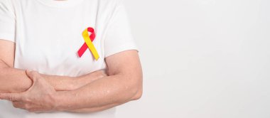 Dünya Hepatit Günü farkındalık ayı, 28 Temmuz. Kırmızı ve sarı kurdeleli yaşlı kadın. Karaciğer kanseri, sarılık, siroz, başarısızlık, büyüme, Hepatik Ensefalopati ve Sağlık Konsepti