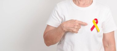Dünya Hepatit Günü farkındalık ayı, 28 Temmuz. Kırmızı ve sarı kurdeleli yaşlı kadın. Karaciğer kanseri, sarılık, siroz, başarısızlık, büyüme, Hepatik Ensefalopati ve Sağlık Konsepti