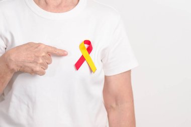 Dünya Hepatit Günü farkındalık ayı, 28 Temmuz. Kırmızı ve sarı kurdeleli yaşlı kadın. Karaciğer kanseri, sarılık, siroz, başarısızlık, büyüme, Hepatik Ensefalopati ve Sağlık Konsepti