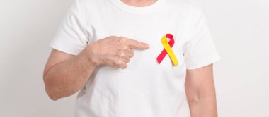 Dünya Hepatit Günü farkındalık ayı, 28 Temmuz. Kırmızı ve sarı kurdeleli yaşlı kadın. Karaciğer kanseri, sarılık, siroz, başarısızlık, büyüme, Hepatik Ensefalopati ve Sağlık Konsepti