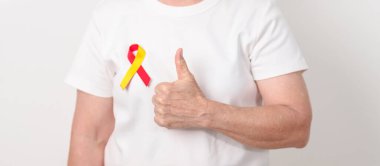 Dünya Hepatit Günü farkındalık ayı, 28 Temmuz. Kırmızı ve sarı kurdeleli yaşlı kadın. Karaciğer kanseri, sarılık, siroz, başarısızlık, büyüme, Hepatik Ensefalopati ve Sağlık Konsepti