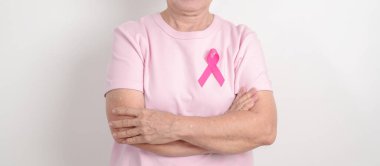 Pembe Ekim Göğüs Kanseri Bilinci Ayı için pembe kurdeleli yaşlı kadın, Mayıs Kadın Sağlığı, Ağustos Dünya Emzirme Haftası, Emziren Anneler, Hamilelik ve Bebek Kayıp Anma Töreni, Ölü Doğum 