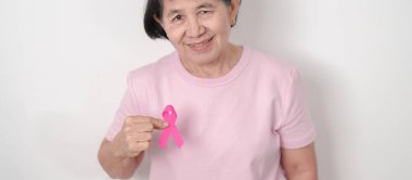 Pembe Ekim Göğüs Kanseri Bilinci Ayı için pembe kurdeleli yaşlı kadın, Mayıs Kadın Sağlığı, Ağustos Dünya Emzirme Haftası, Emziren Anneler, Hamilelik ve Bebek Kayıp Anma Töreni, Ölü Doğum 