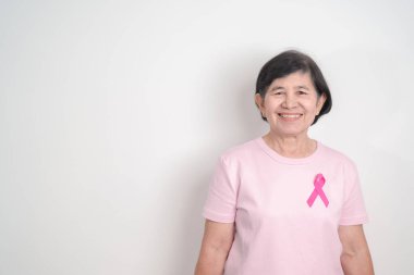 Pembe Ekim Göğüs Kanseri Bilinci Ayı için pembe kurdeleli yaşlı kadın, Mayıs Kadın Sağlığı, Ağustos Dünya Emzirme Haftası, Emziren Anneler, Hamilelik ve Bebek Kayıp Anma Töreni, Ölü Doğum 