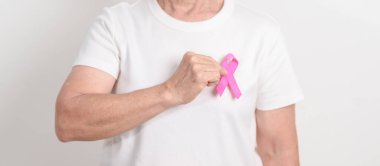 Pembe Ekim Göğüs Kanseri Bilinci Ayı için pembe kurdeleli yaşlı kadın, Mayıs Kadın Sağlığı, Ağustos Dünya Emzirme Haftası, Emziren Anneler, Hamilelik ve Bebek Kayıp Anma Töreni, Ölü Doğum 