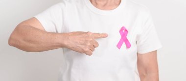 Pembe Ekim Göğüs Kanseri Bilinci Ayı için pembe kurdeleli yaşlı kadın, Mayıs Kadın Sağlığı, Ağustos Dünya Emzirme Haftası, Emziren Anneler, Hamilelik ve Bebek Kayıp Anma Töreni, Ölü Doğum 