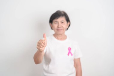 Pembe Ekim Göğüs Kanseri Bilinci Ayı için pembe kurdeleli yaşlı kadın, Mayıs Kadın Sağlığı, Ağustos Dünya Emzirme Haftası, Emziren Anneler, Hamilelik ve Bebek Kayıp Anma Töreni, Ölü Doğum 