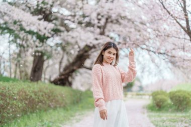 Kajo Park Yamagata Kalesi 'ni gezen turist, ilkbaharda Sakura Kiraz Çiçeği ile birlikte harabeleri gezen mutlu gezgin Yamagata, Tohoku, Japonya' ya seyahat ediyor. Meşhur Seyahat ve Tatil Tarihi 