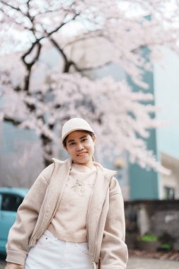 Baharda Sakura Kiraz Çiçeği 'ni gezen bir turist. Mutlu gezginler Samuray Köyü 'ne ya da Kakunodate kasabası Semboku Bölgesi, Akita Bölgesi, Japonya' daki Küçük Kyoto 'ya seyahat eder. Tarihi Eserler ve Tatil