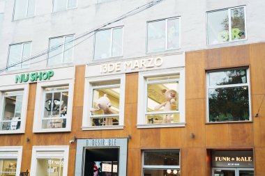 Anfu Yolu 'ndaki 13DE Marzo Cafe Şangay' da ünlü ve popüler bir içecek markası. 5 Aralık 2024, Şangay, Çin