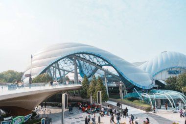 Tron Lightbike Power Run yarı kapalı, Yarınki Şangay Disneyland Tatil Köyü 'nde hız trenleri fırlatıldı. Şehir simgesi ve turizm turizmi için popüler. 6 Aralık 2024, Şangay, Çin