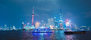 Pudong 'daki Lujiazui' nin gökdeleni, Çin 'in Şangay Bund' ından manzara. Şehir simgesi ve turizm turizmi için popüler. 7 Aralık 2024, Şangay, Çin
